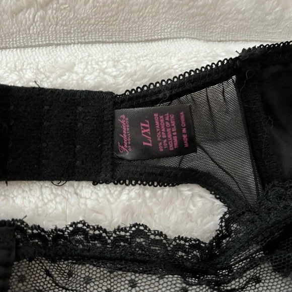 NWOT Frederick's of Hollywood Polka-Dot Lace Garter Belt! - Picture 5 of 6